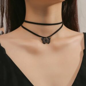 Crni choker s privjeskom leptira