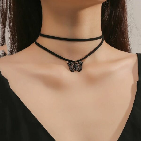 Crni choker s privjeskom leptira